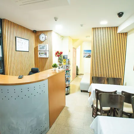 De La Terrasse 2* Paris